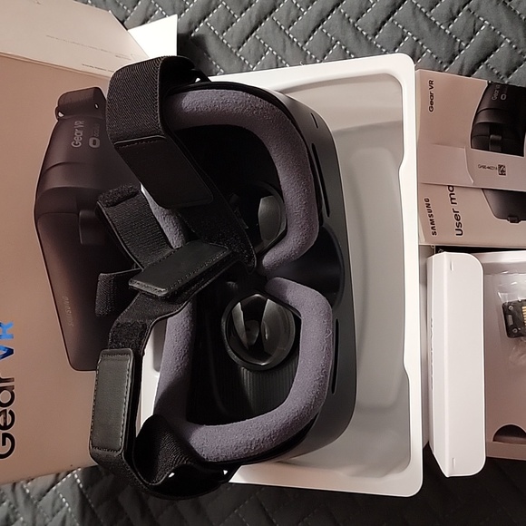 Samsung Gear VR New In Box - Picture 5 of 8